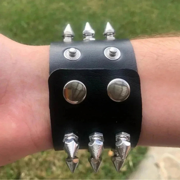 Black Leather Punk Goth Rock Triple Spike Metal Stud Snap Cuff Bracelet NWT - Picture 2 of 4